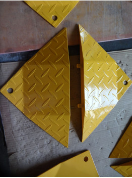 Концевой элемент для односторонней дорожной неровности с шипами